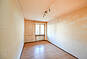 Helles leeres Zimmer mit Holzfensterfront