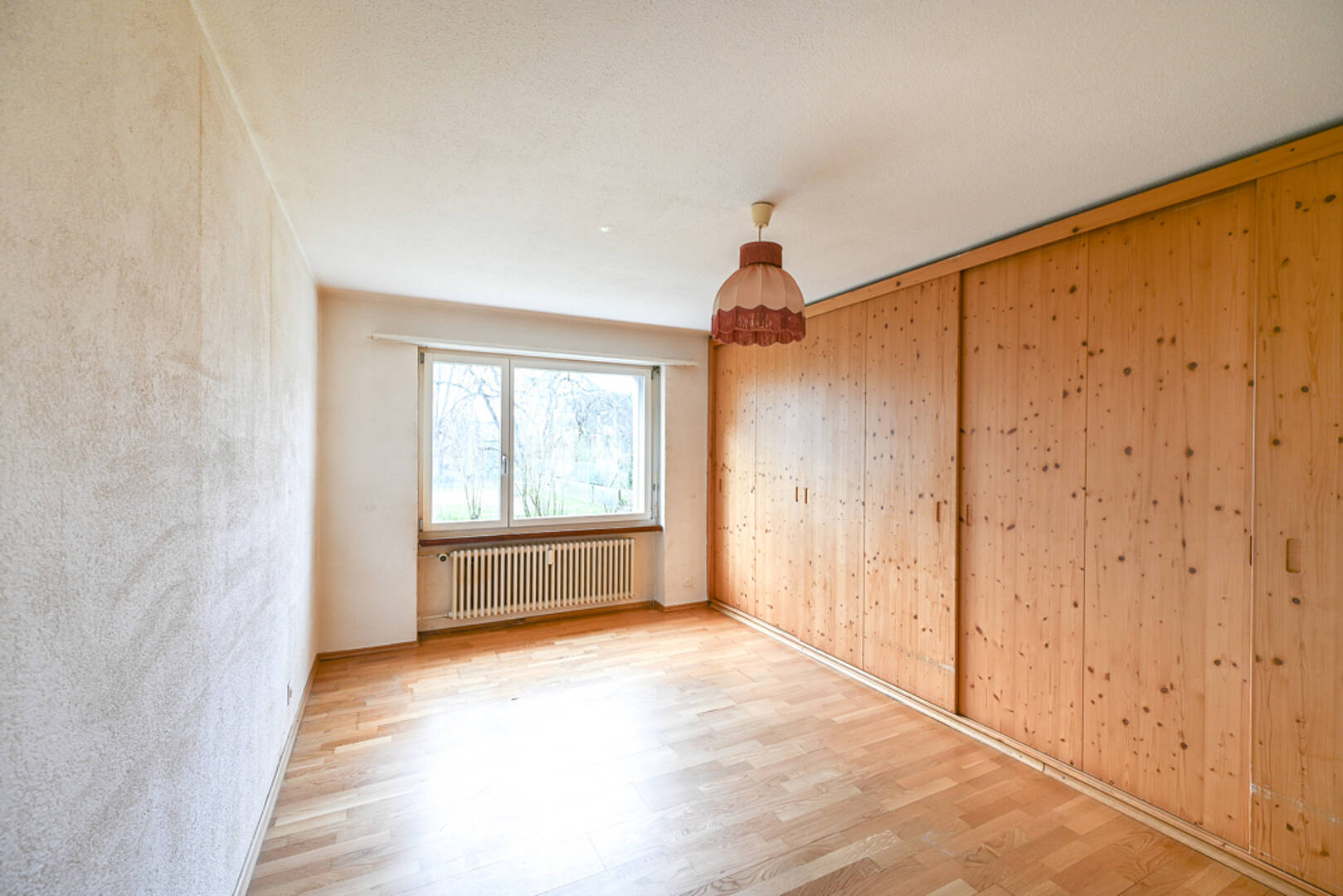 Helles, schlichtes Schlafzimmer mit Einbauschrank
