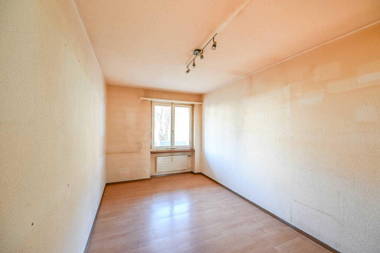 Leerer kleiner Raum mit Fenster
