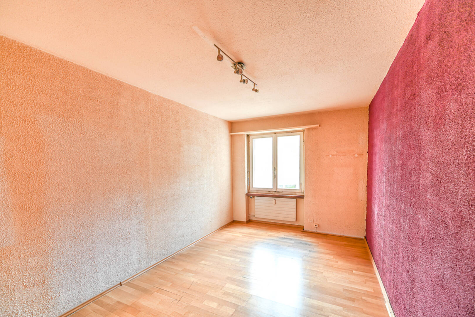 Leerer Raum mit farbigen Wänden und Fenster