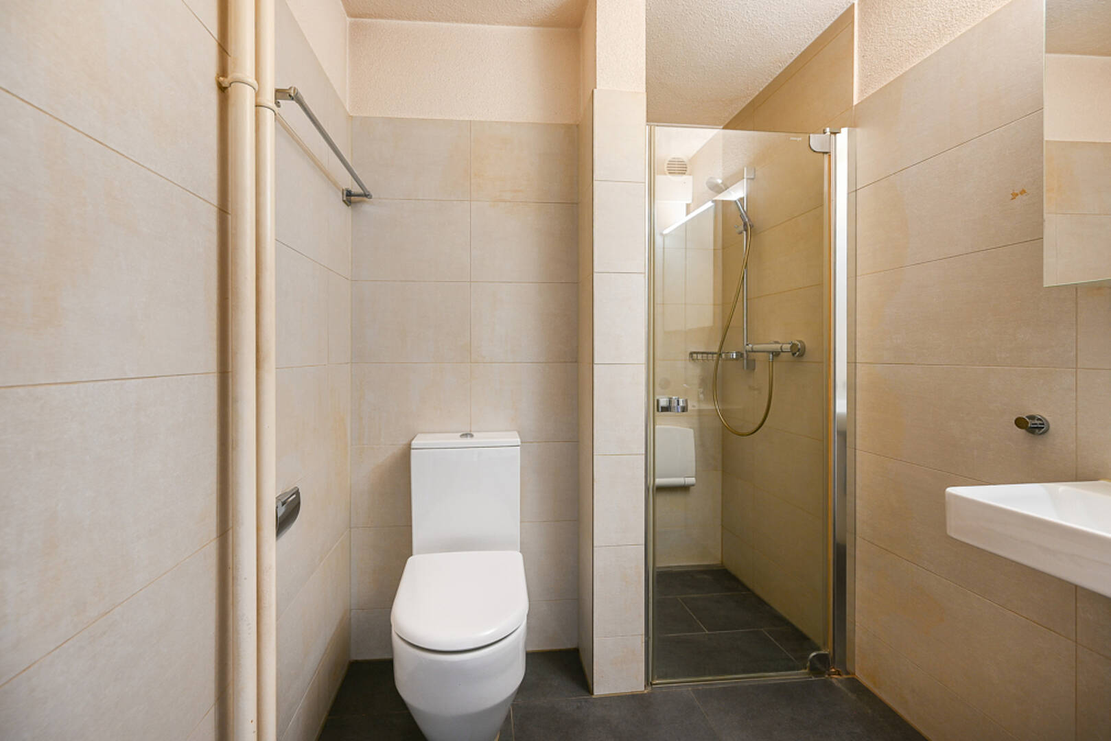 Modernes Duschbad mit WC