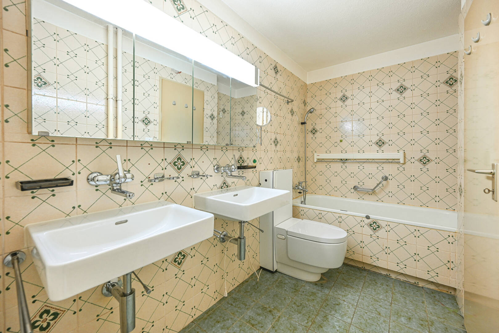 Badezimmer mit Doppelwaschbecken und Badewanne