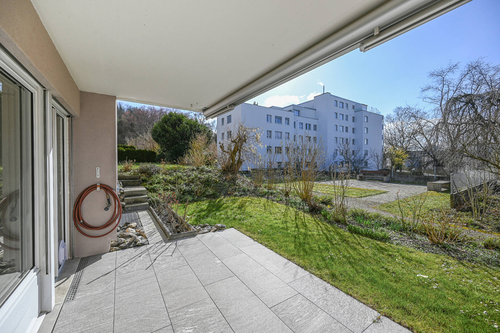 Terrasse mit Gartenblick