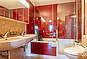 Badezimmer mit Doppelwaschtisch und Glasdusche