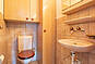 Holzbadezimmer mit Dusche und Waschtisch