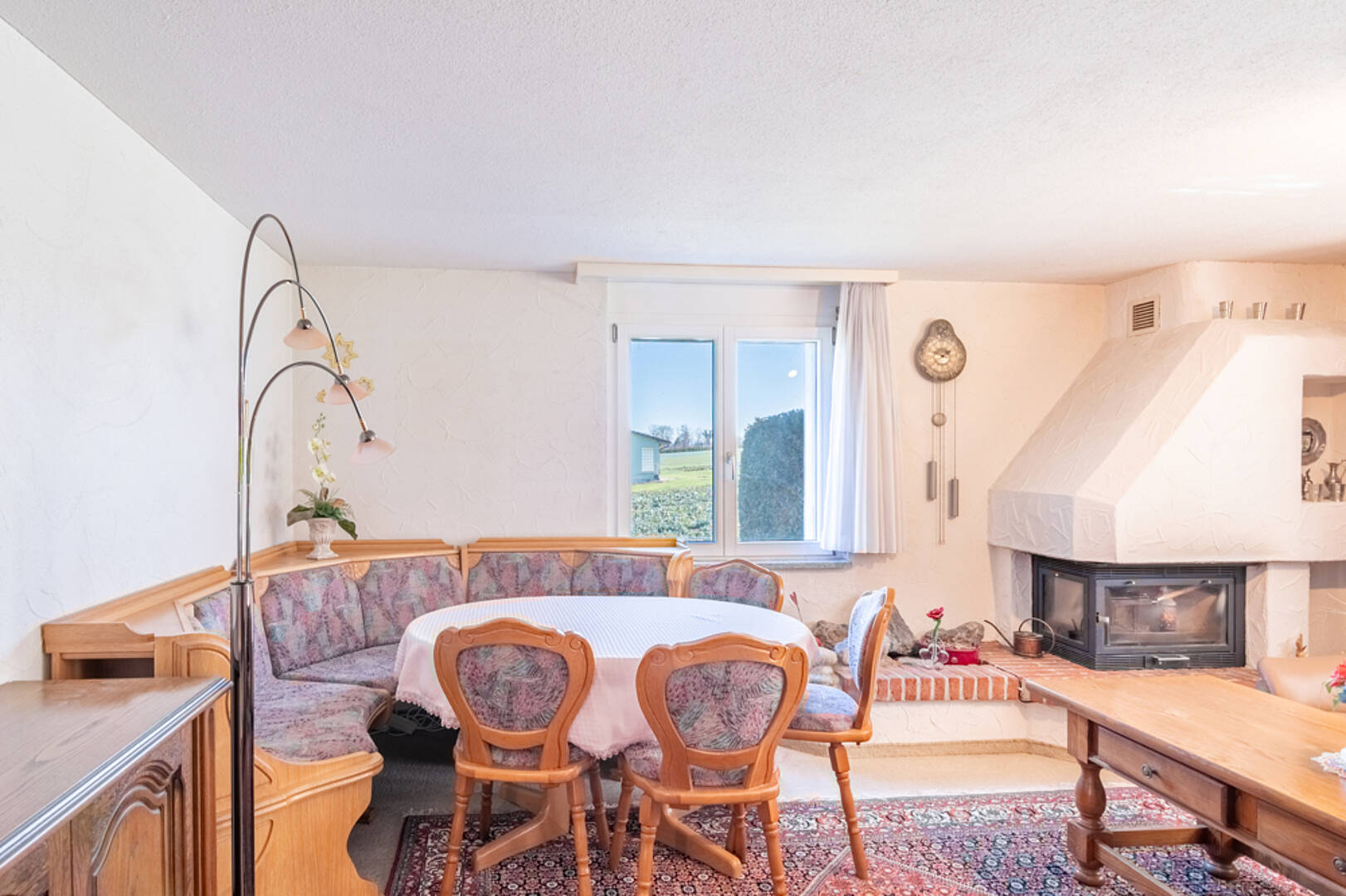 Gemütliches Wohn-Esszimmer mit Kamin und Eckbank