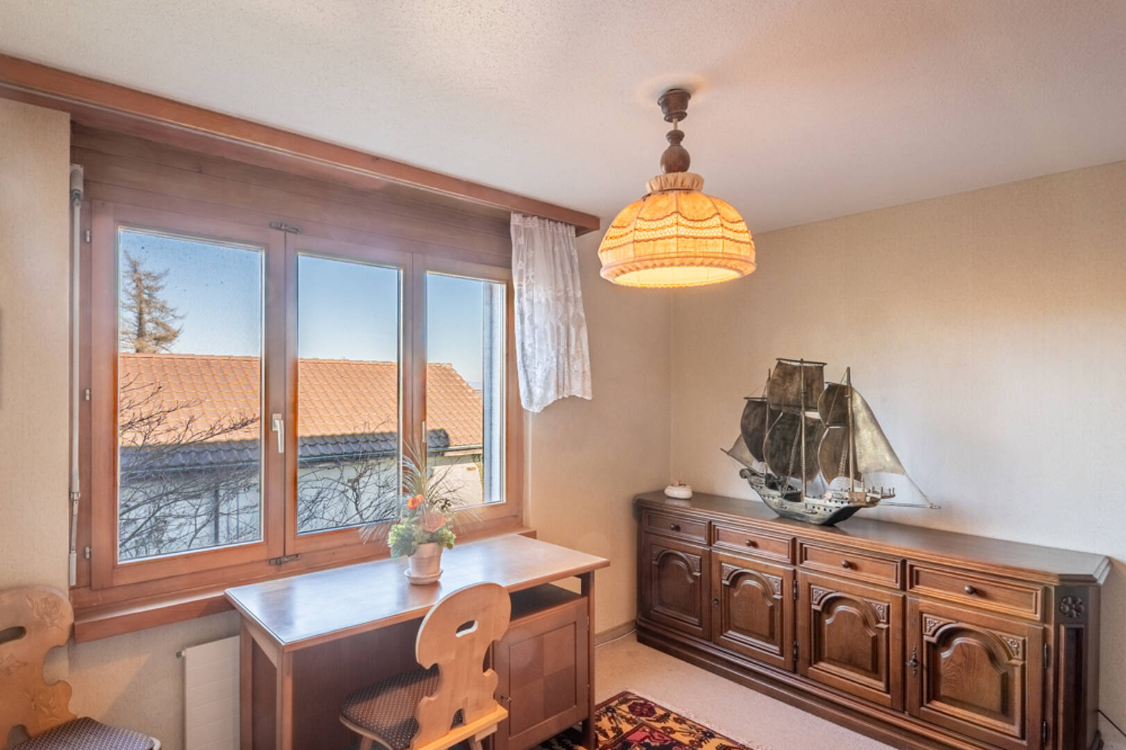 Gemütliches Zimmer mit Holzfenster und Kommode
