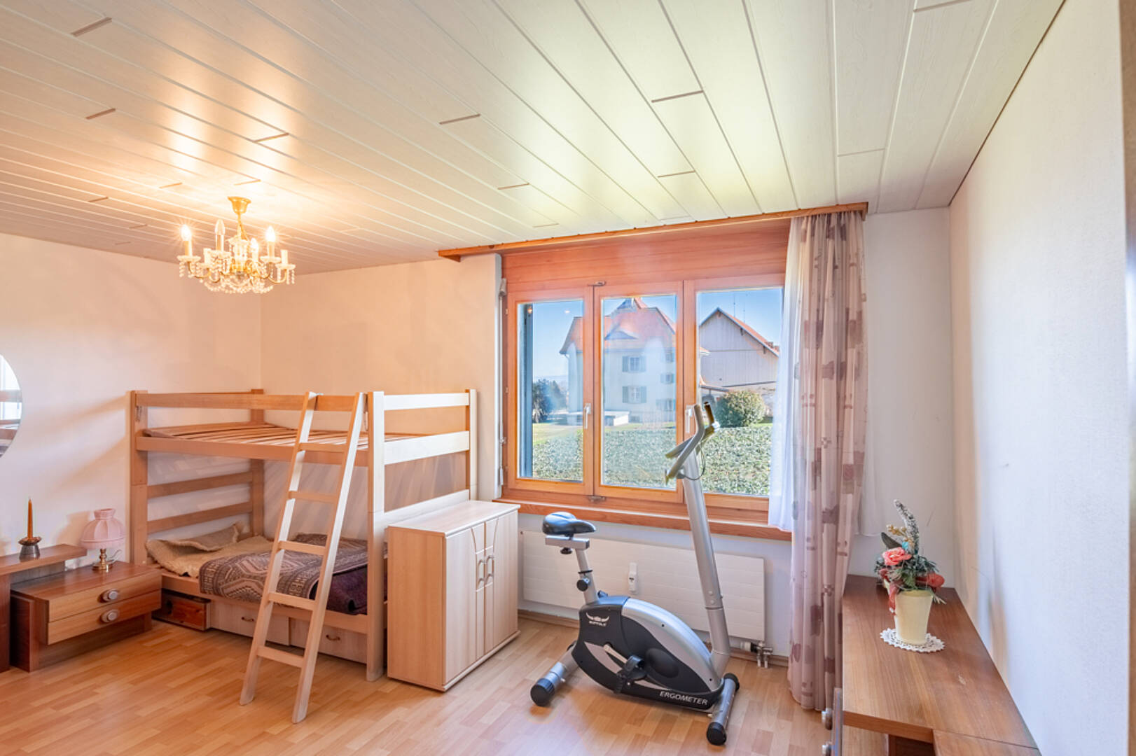 Helles Schlafzimmer mit Holzmöbeln