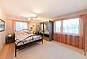 Helles Schlafzimmer mit zwei Betten