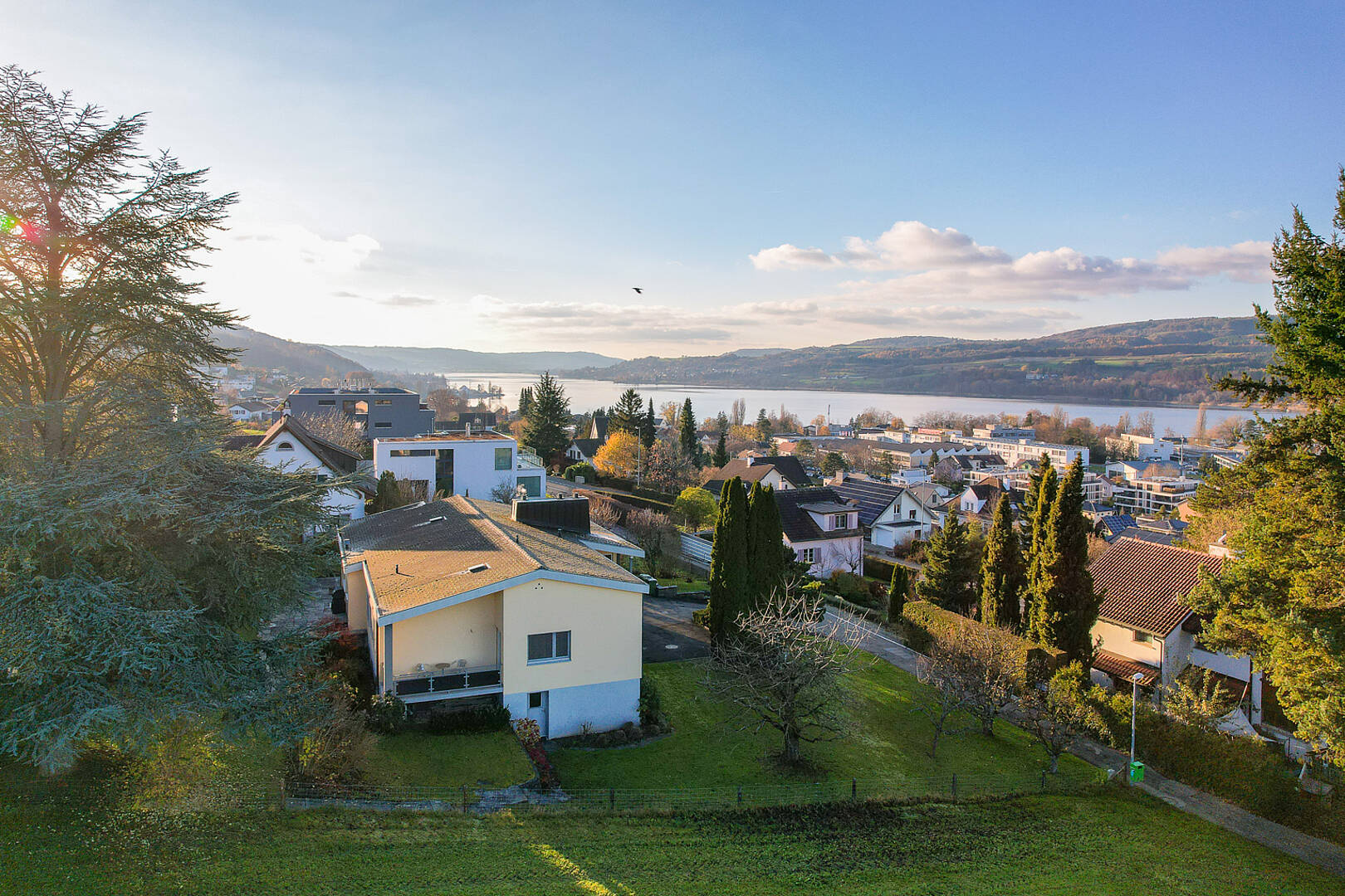 Seeblick über Wohngebiet