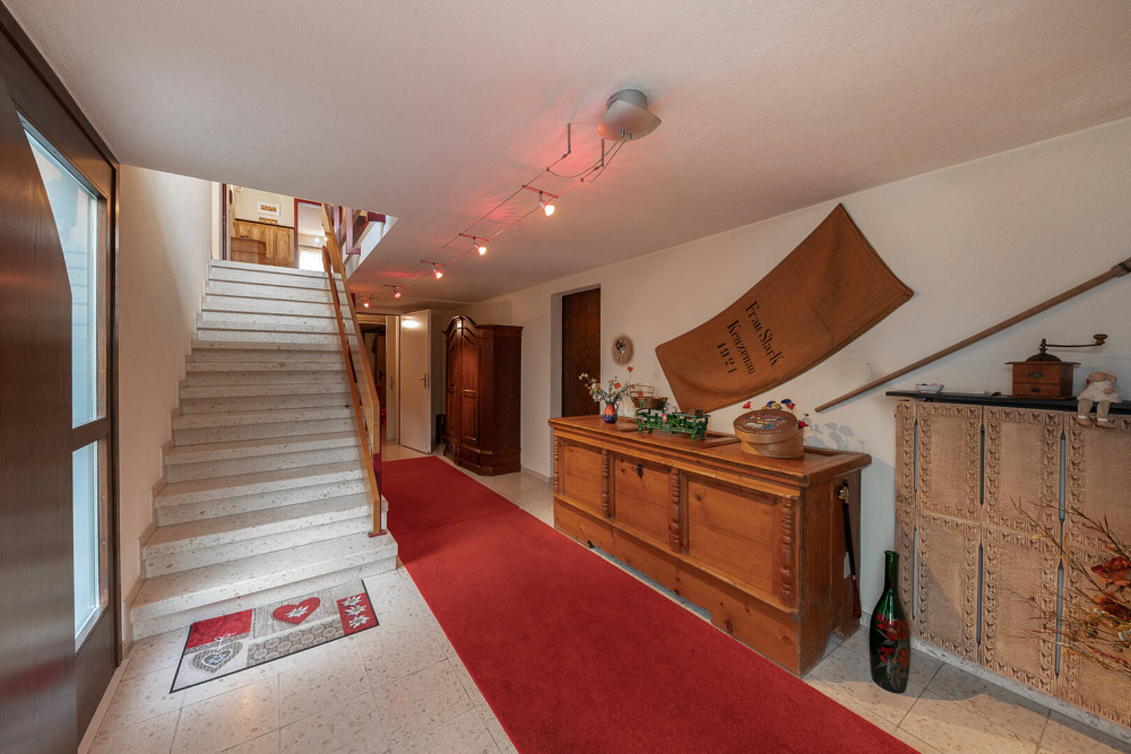 Gemütlicher Eingangsbereich mit Treppe und rotem Läufer