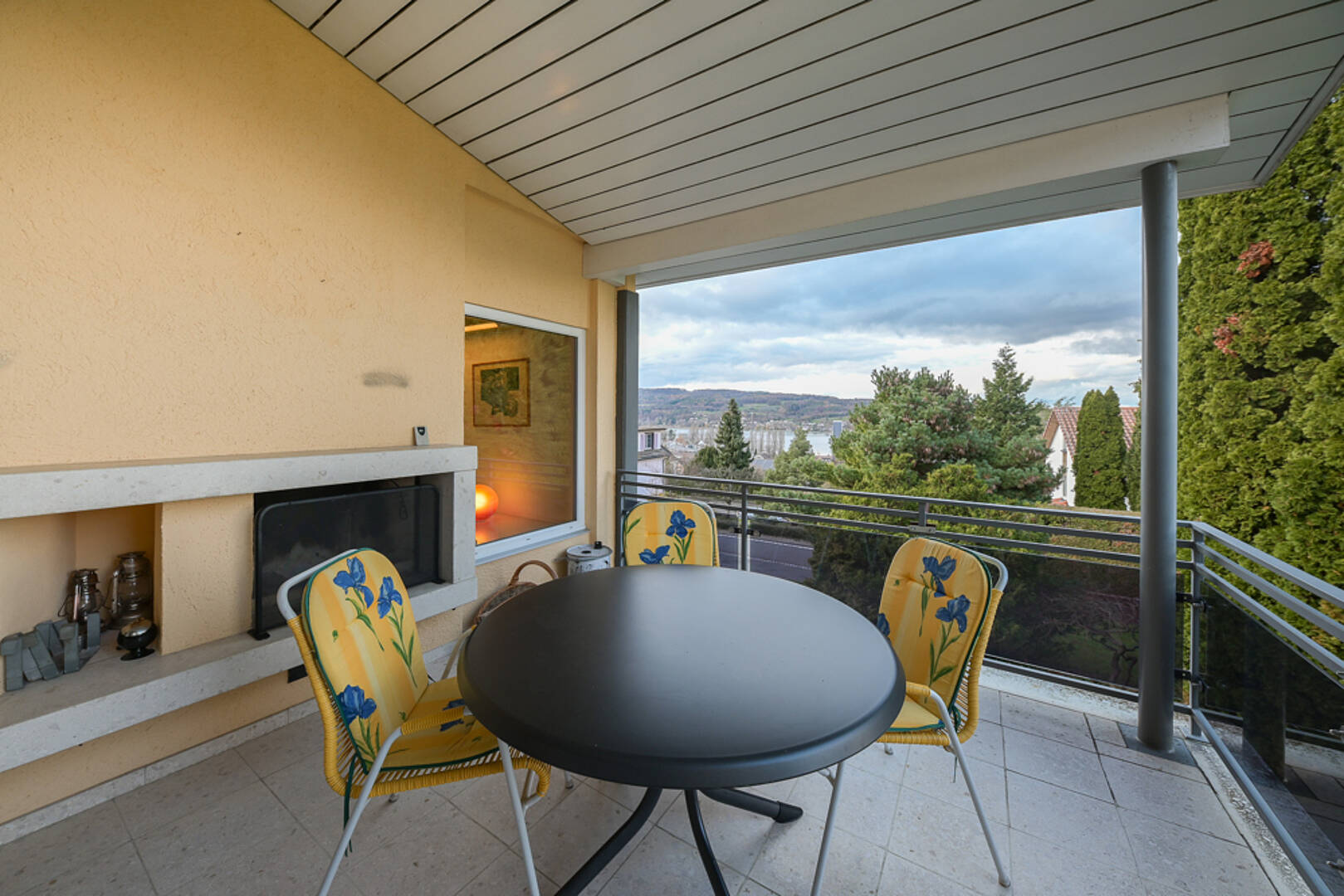 Überdachter Balkon mit Ausblick