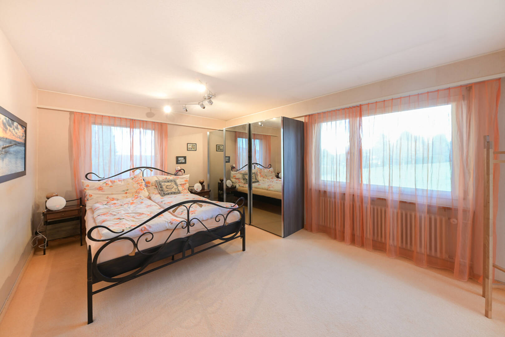 Helles Schlafzimmer mit Spiegelkleiderschrank