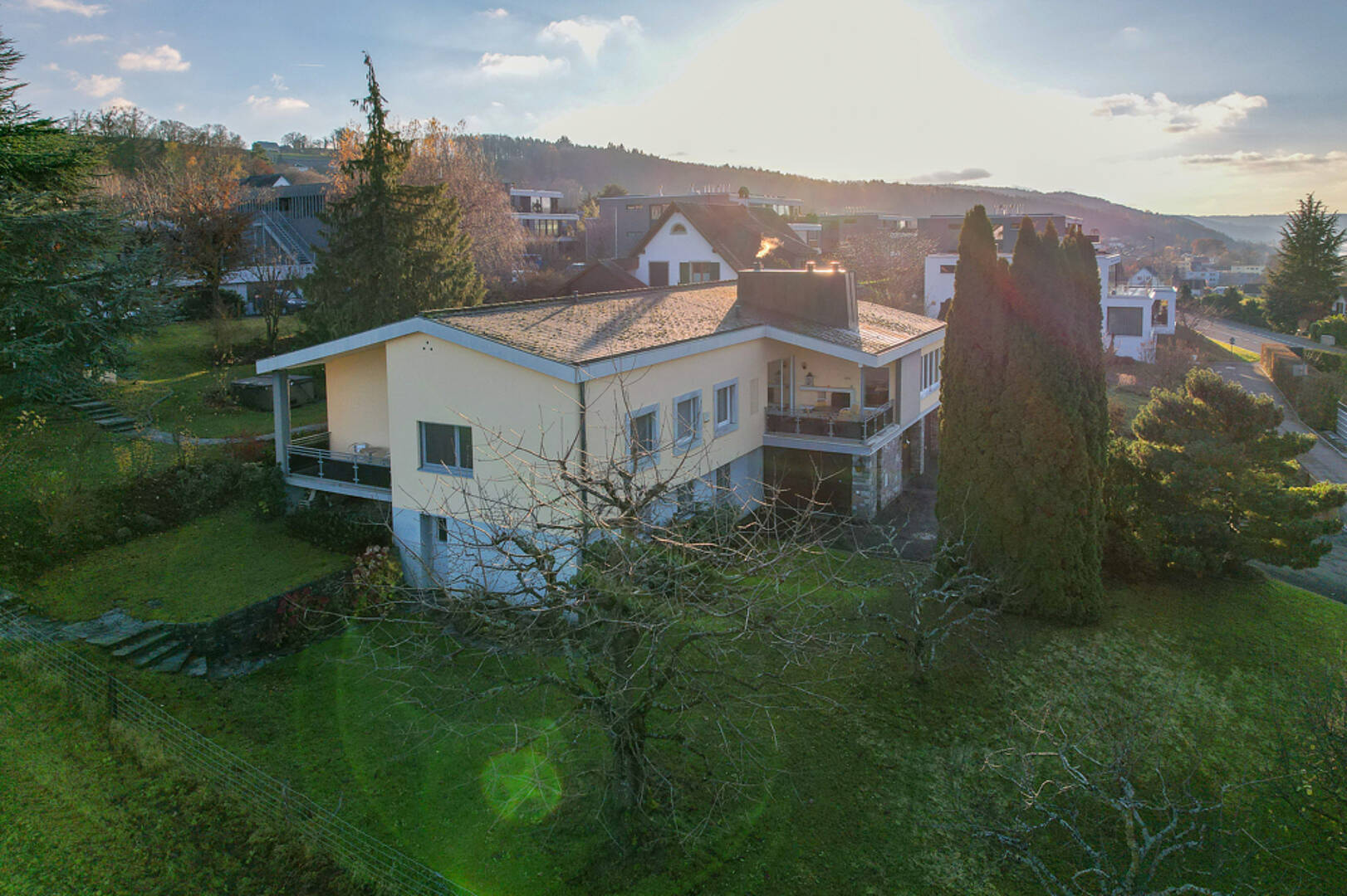 Modernes Einfamilienhaus mit Garten und Hanglage