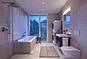 Modernes Badezimmer mit Blick nach draußen