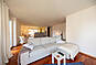 Schlafzimmer mit Holzmöbeln