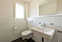 Helles Badezimmer mit Waschbecken und Fenster