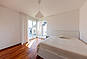 Helles Schlafzimmer mit Doppelbett
