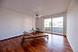 Helles leeres Zimmer mit Holzboden