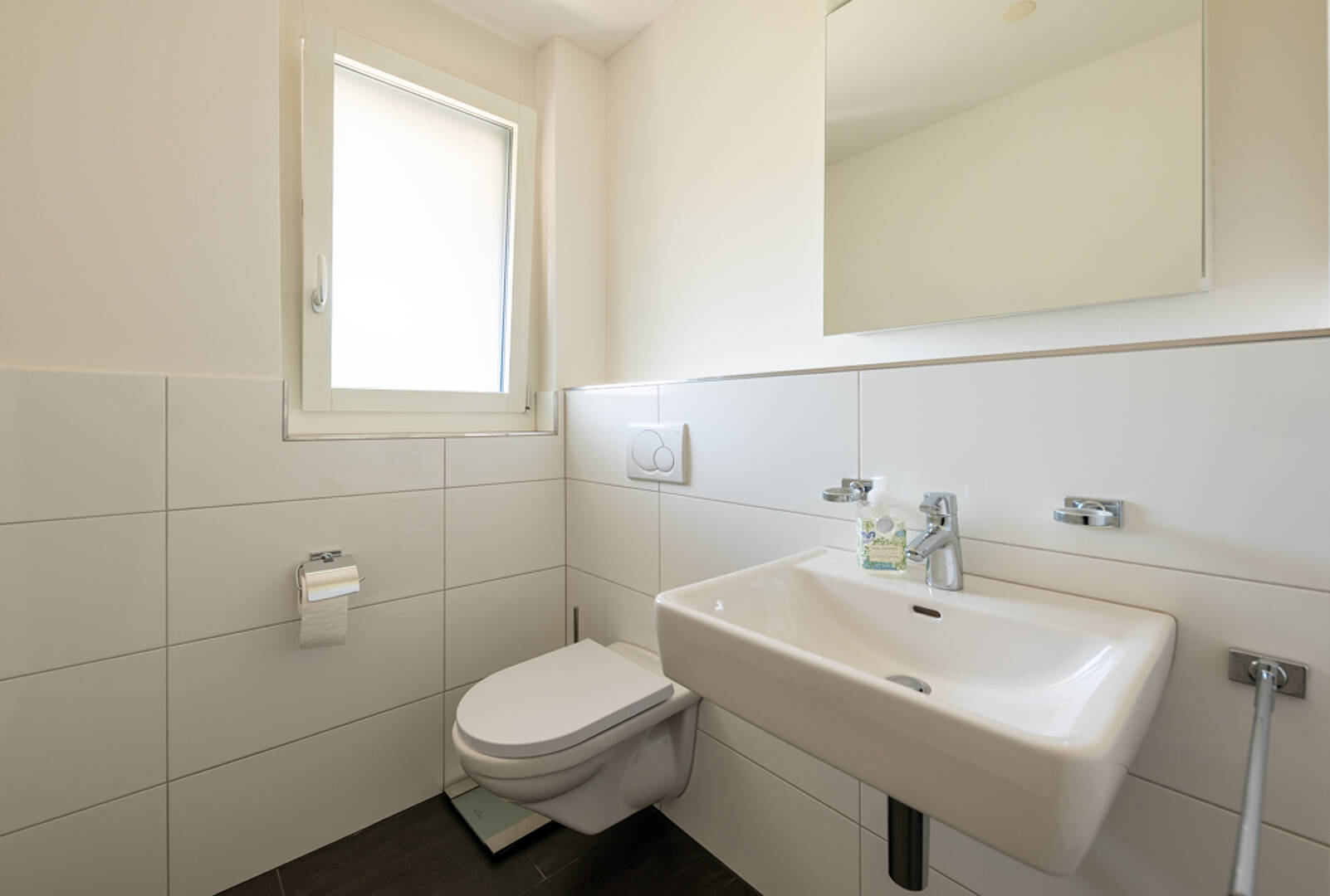 Modernes Gäste-WC mit Wand-WC und Aufsatzwaschbecken