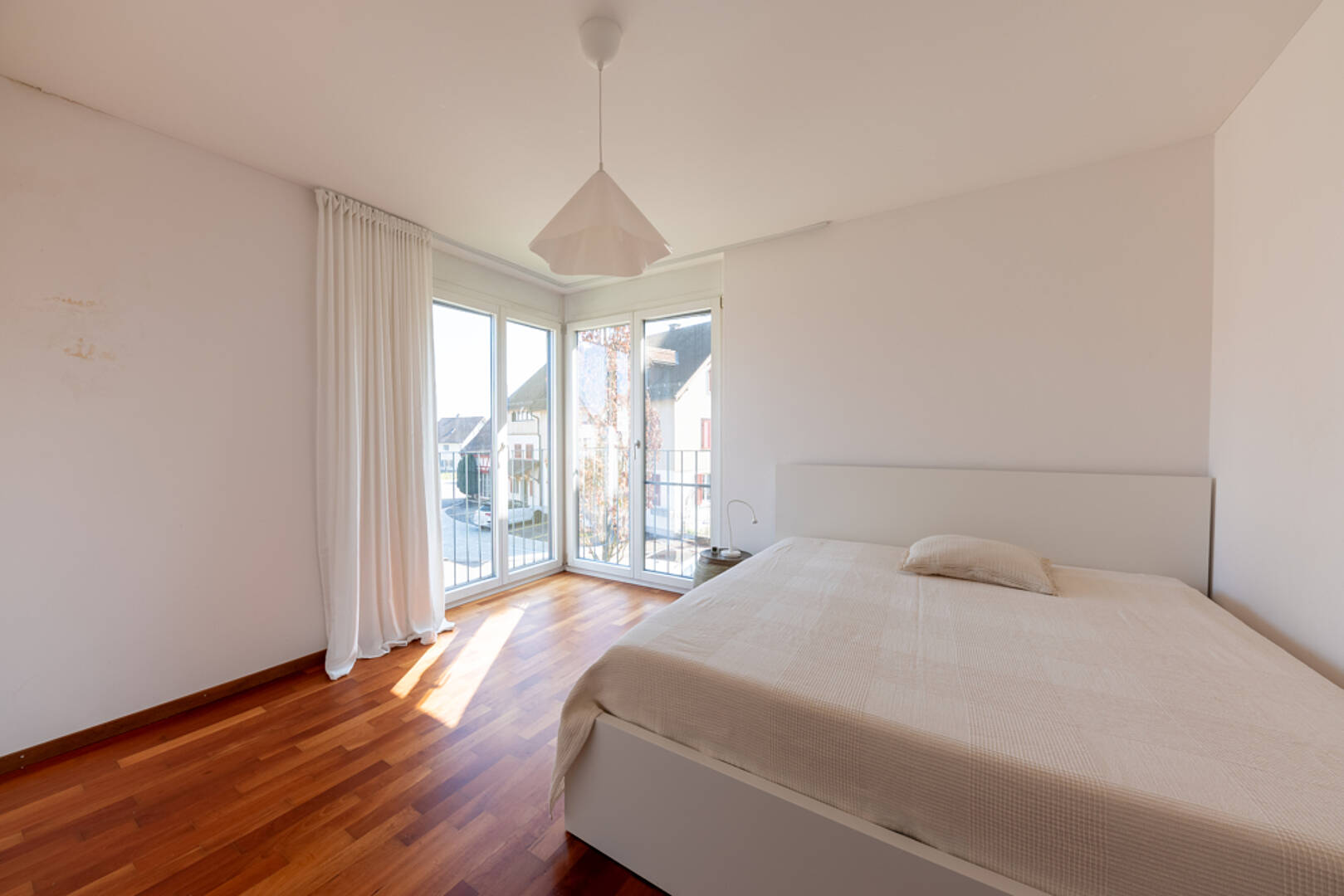 Helles Schlafzimmer mit Eckfenstern