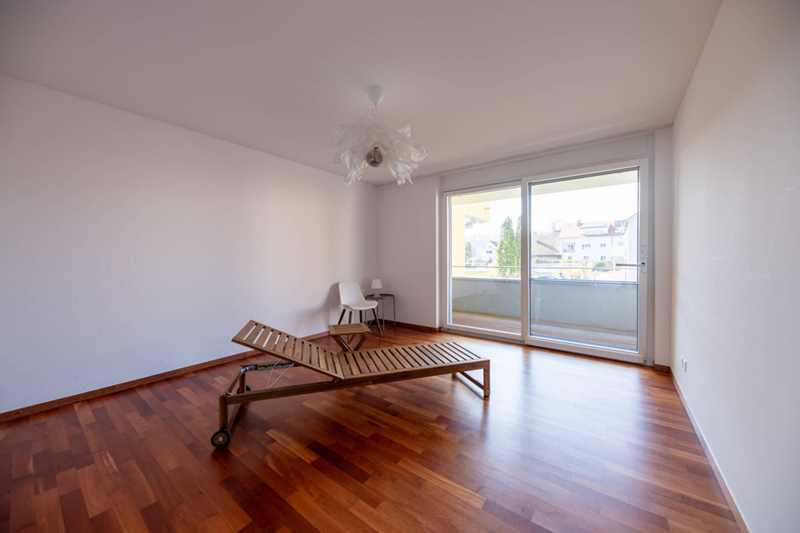Helles, leeres Zimmer mit Balkonzugang