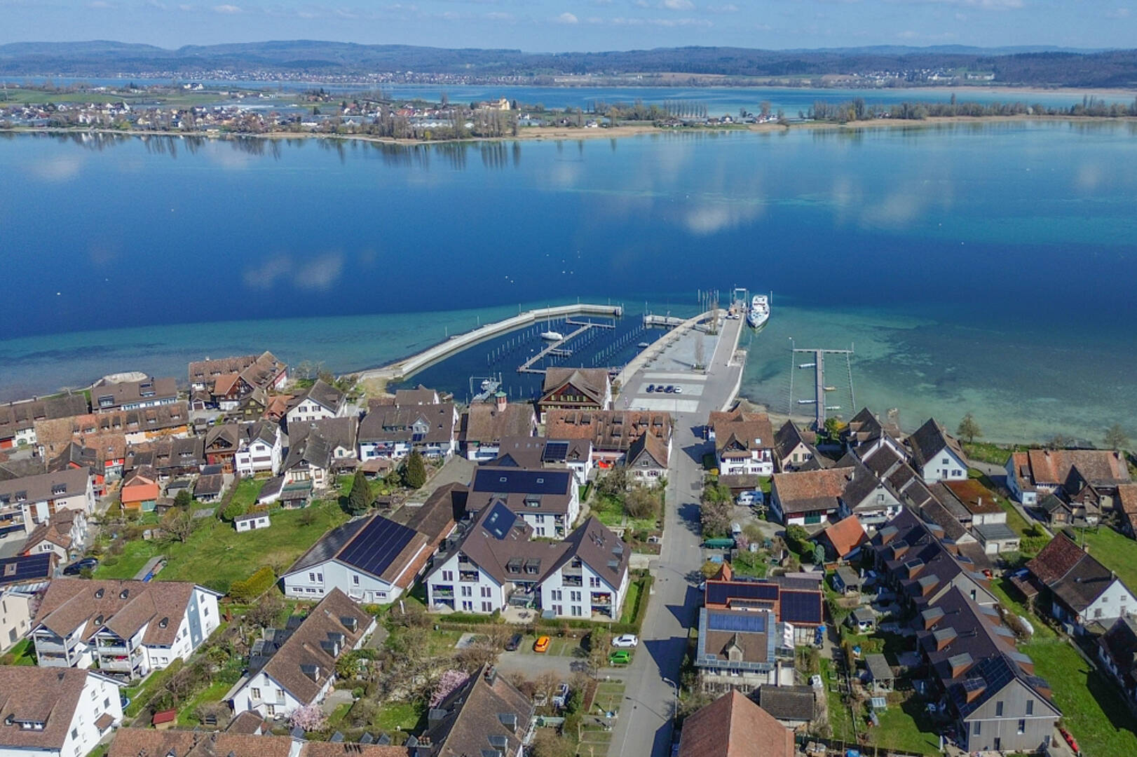 Luftaufnahme einer Küsten- und Hafenansicht