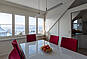 Moderne Panorama-Loggia mit Meerblick