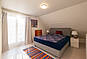 Helles Schlafzimmer mit Doppelbett und Teppichboden