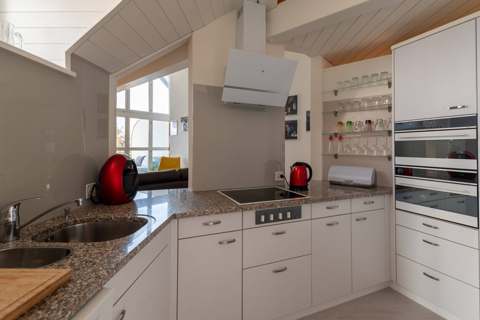 Helle, moderne Küche mit Granitarbeitsplatte