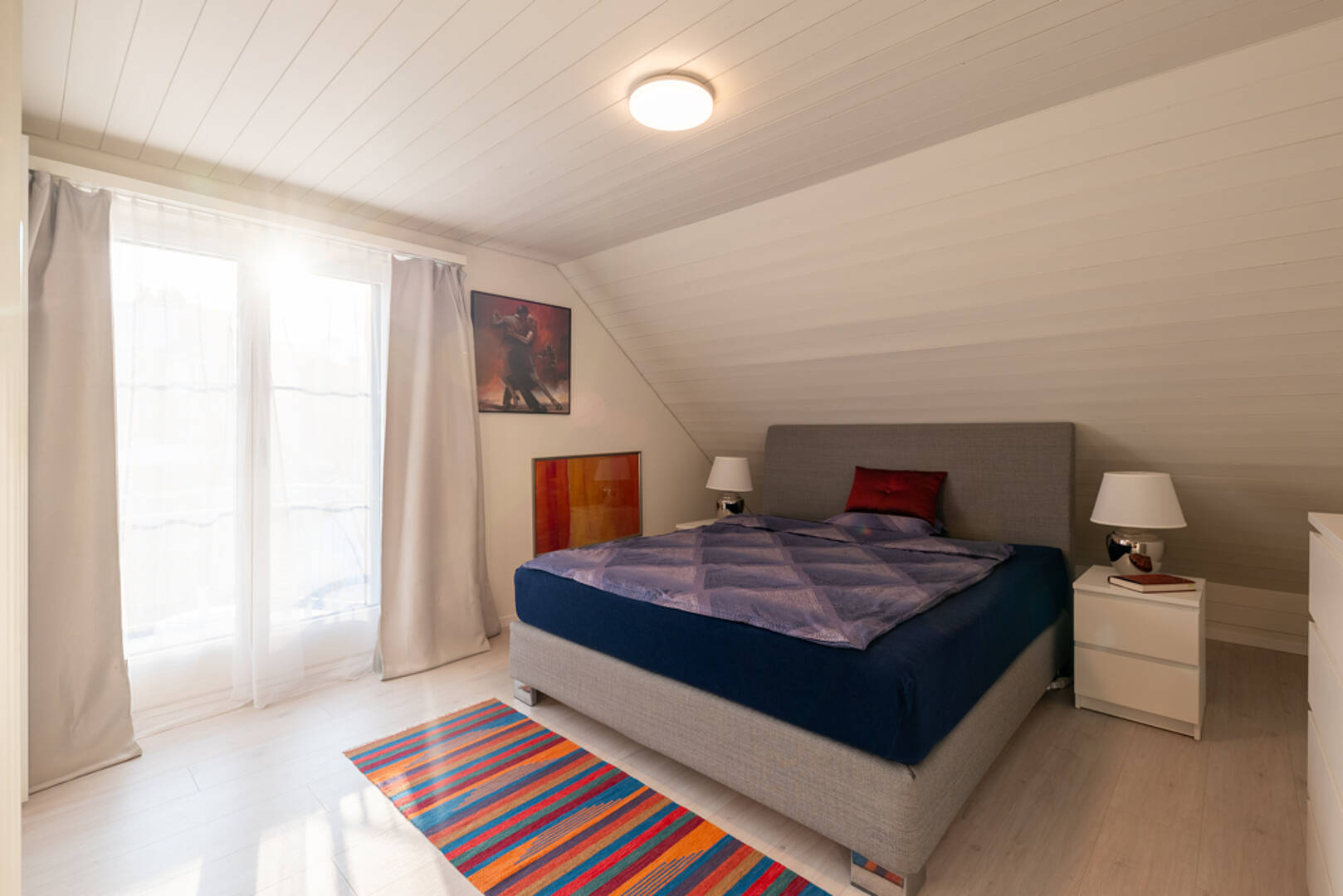 Helles Schlafzimmer im Dachgeschoss