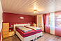 Schlafzimmer mit Doppelbett