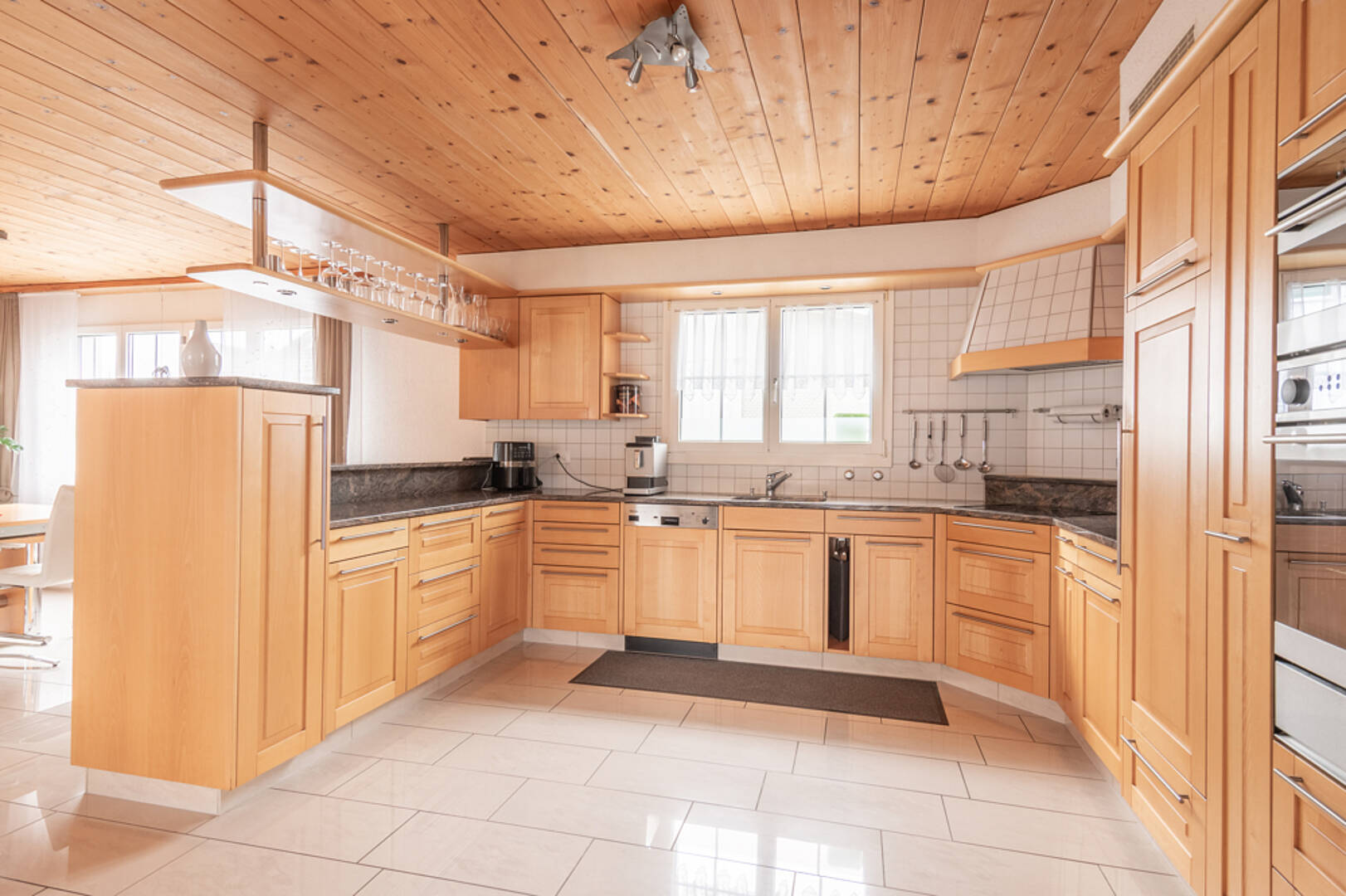 Helle Wohnküche mit Holzdecke