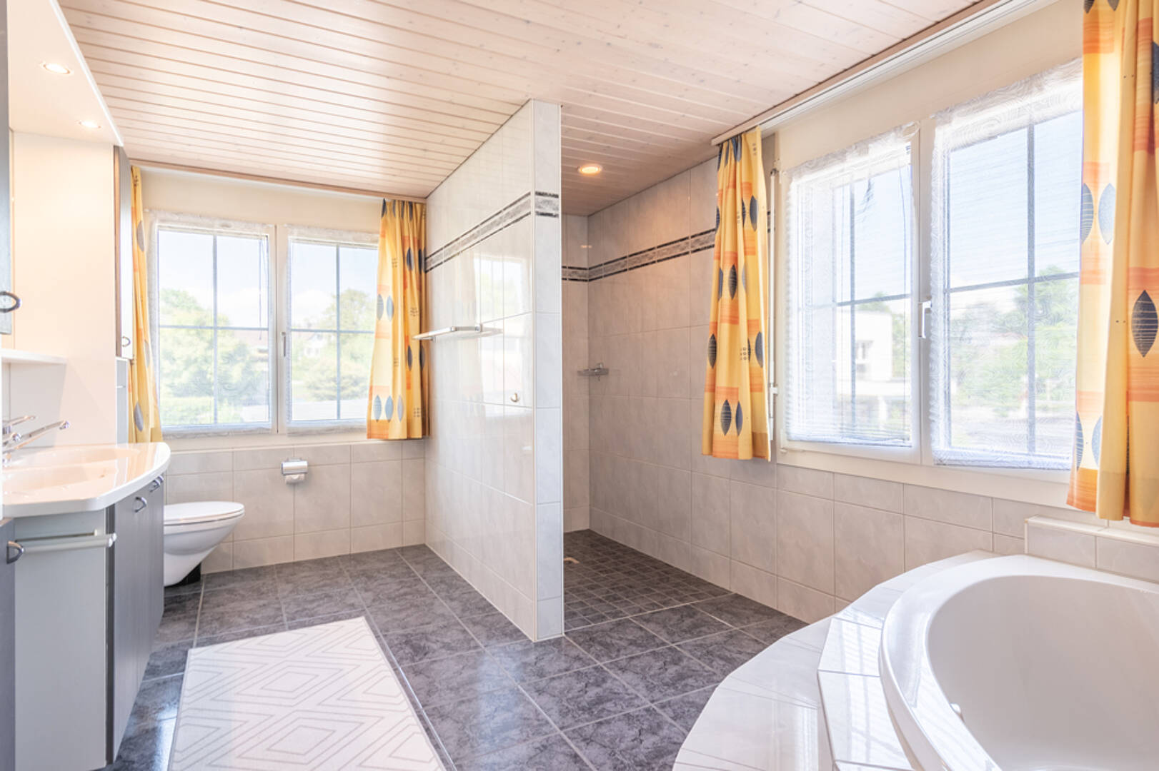 Helles Badezimmer mit Dusche und Badewanne