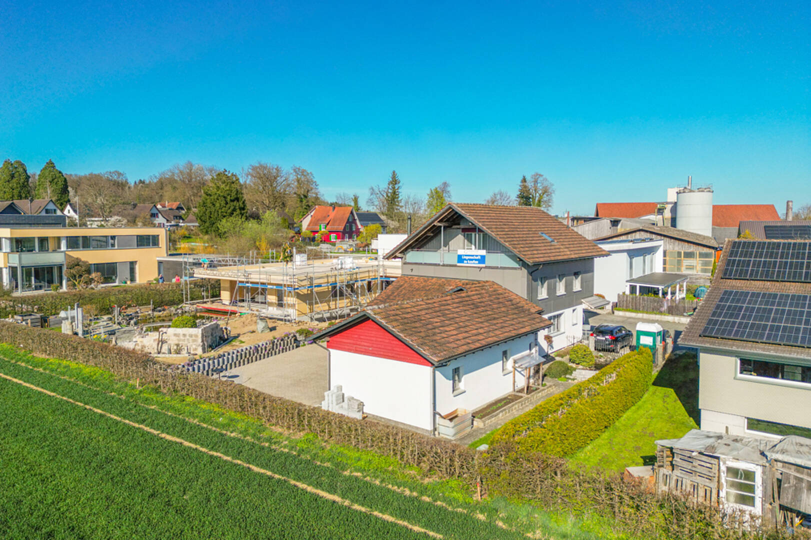 Dorf- und Wohnhäuser mit Baustelle