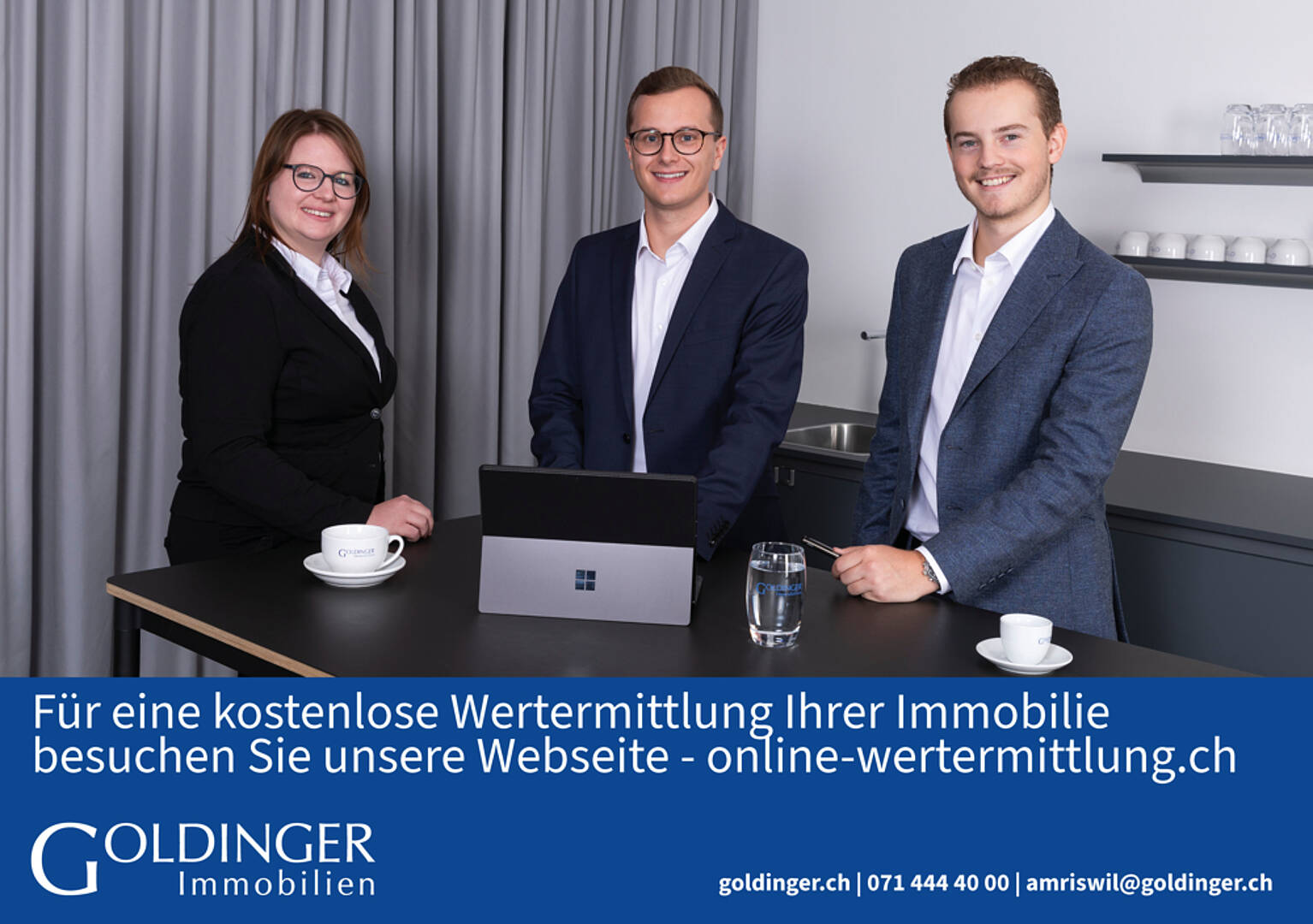Immobilienberater in modernem Innenraum
