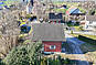 Außenansicht eines Wohnhauses mit Garten und Nachbarschaft