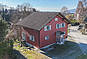 Rotes Wohnhaus mit Vorplatz