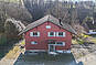 Rotes Wohnhaus mit Walmdach in winterlicher Umgebung
