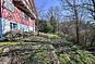 Außenansicht eines Hauses mit Garten
