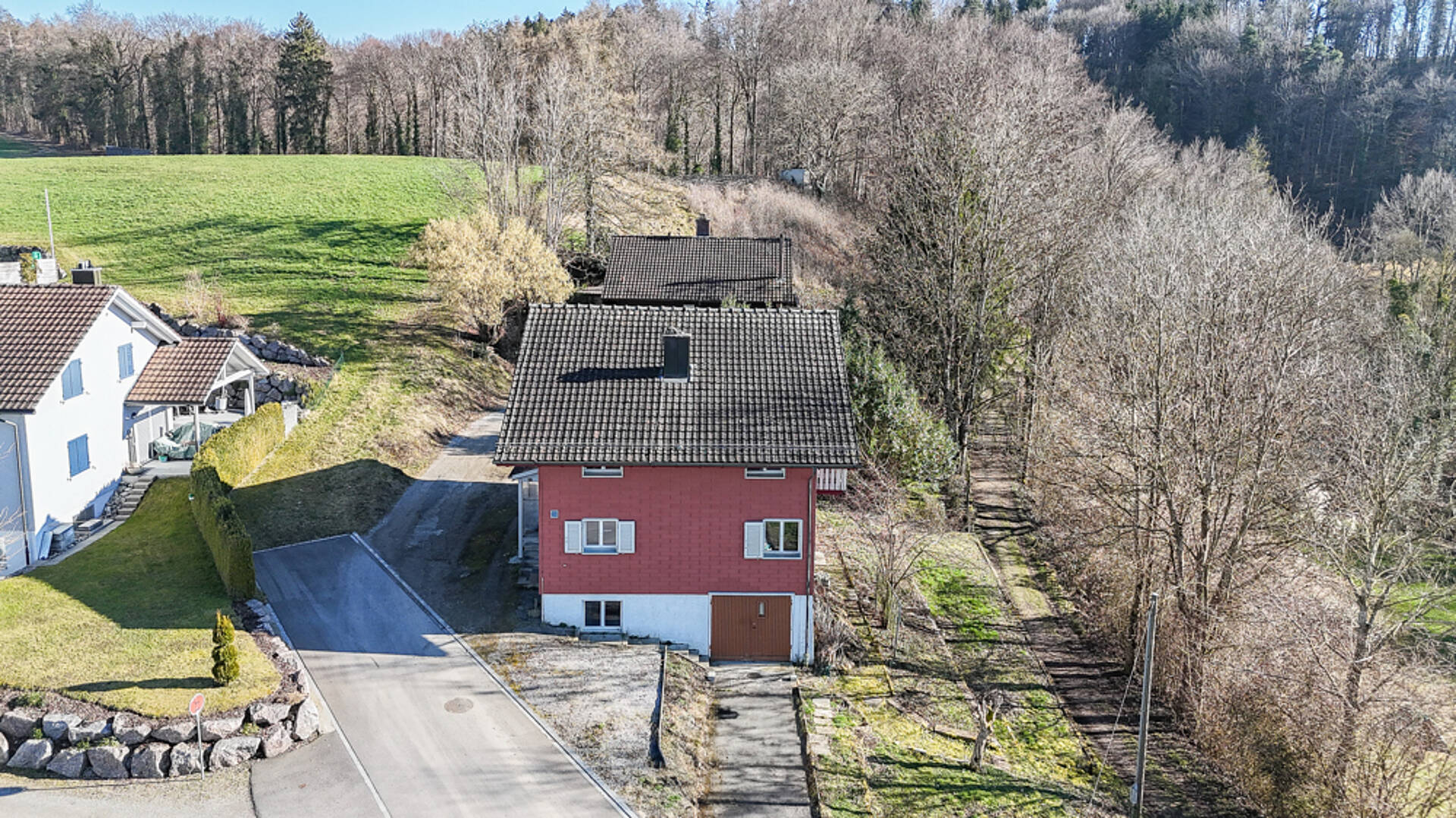 Luftaufnahme eines Einfamilienhauses im Grünen