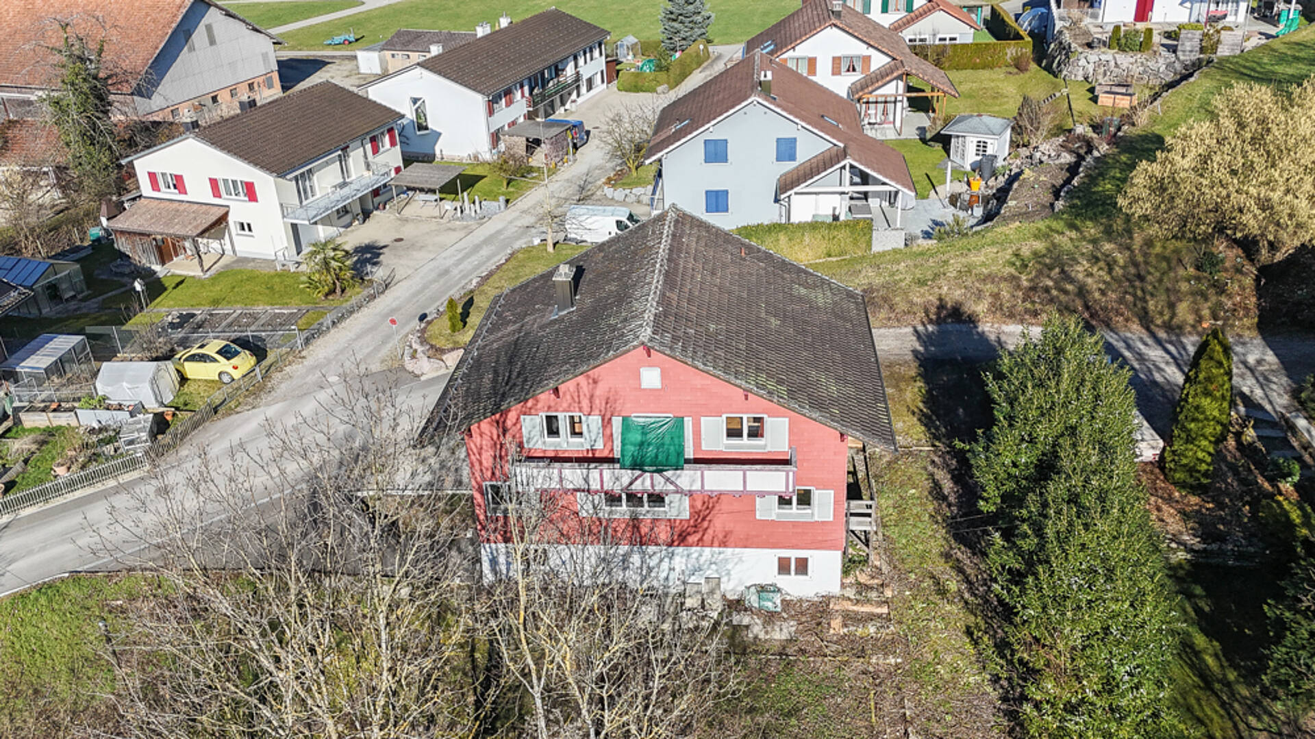 Luftaufnahme eines Wohnhauses in einer Siedlung