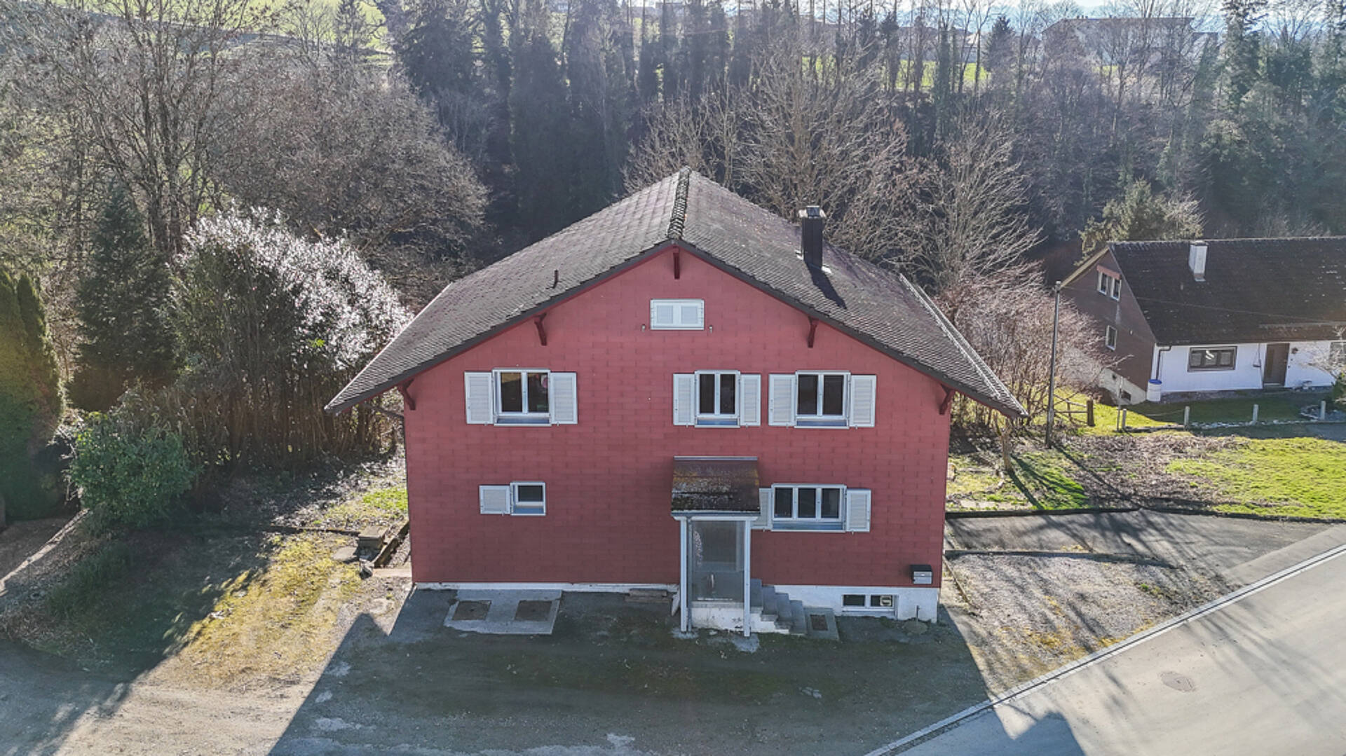 Rot gestrichene Hausansicht mit Satteldach