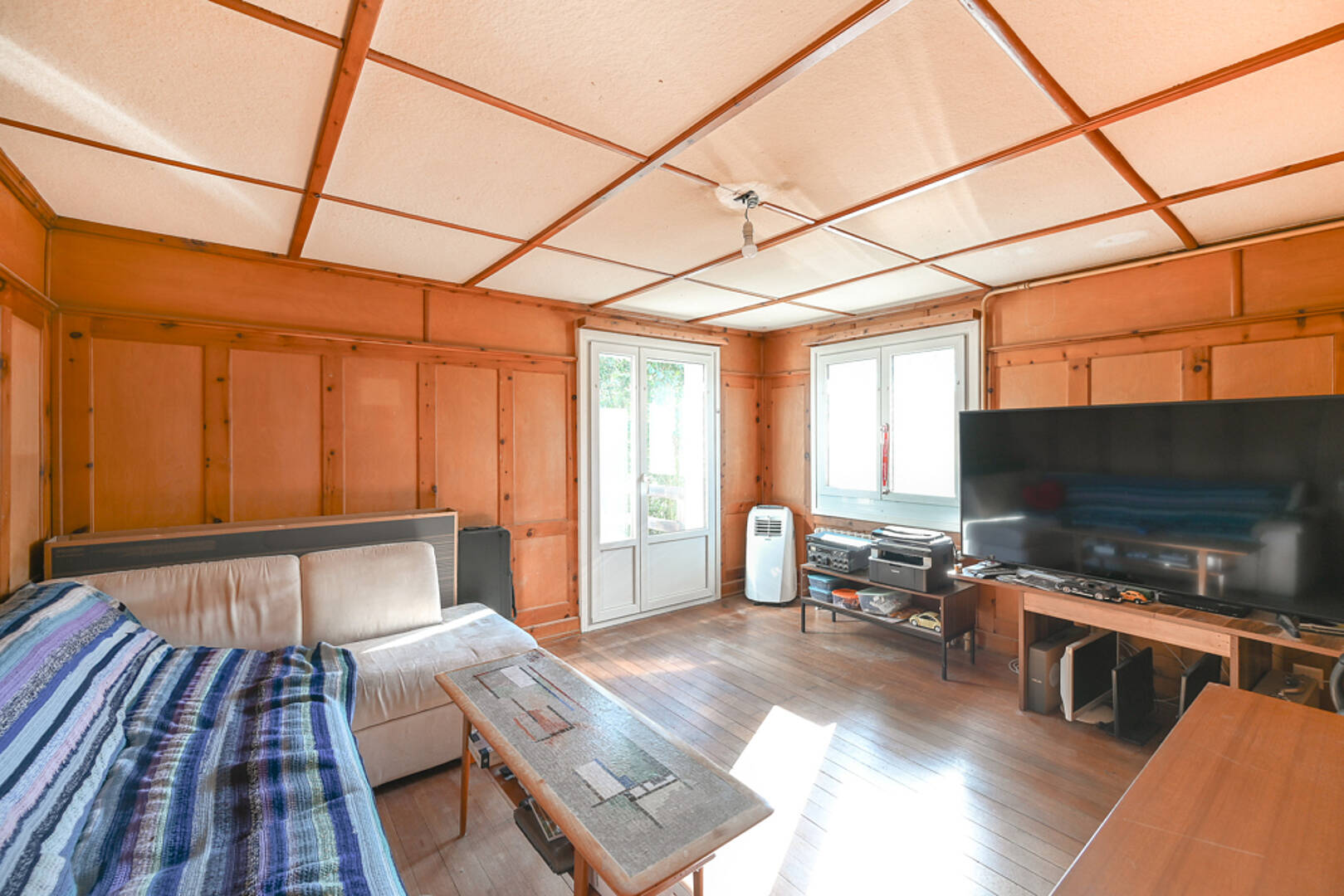 Wohnzimmer mit Holzvertäfelung