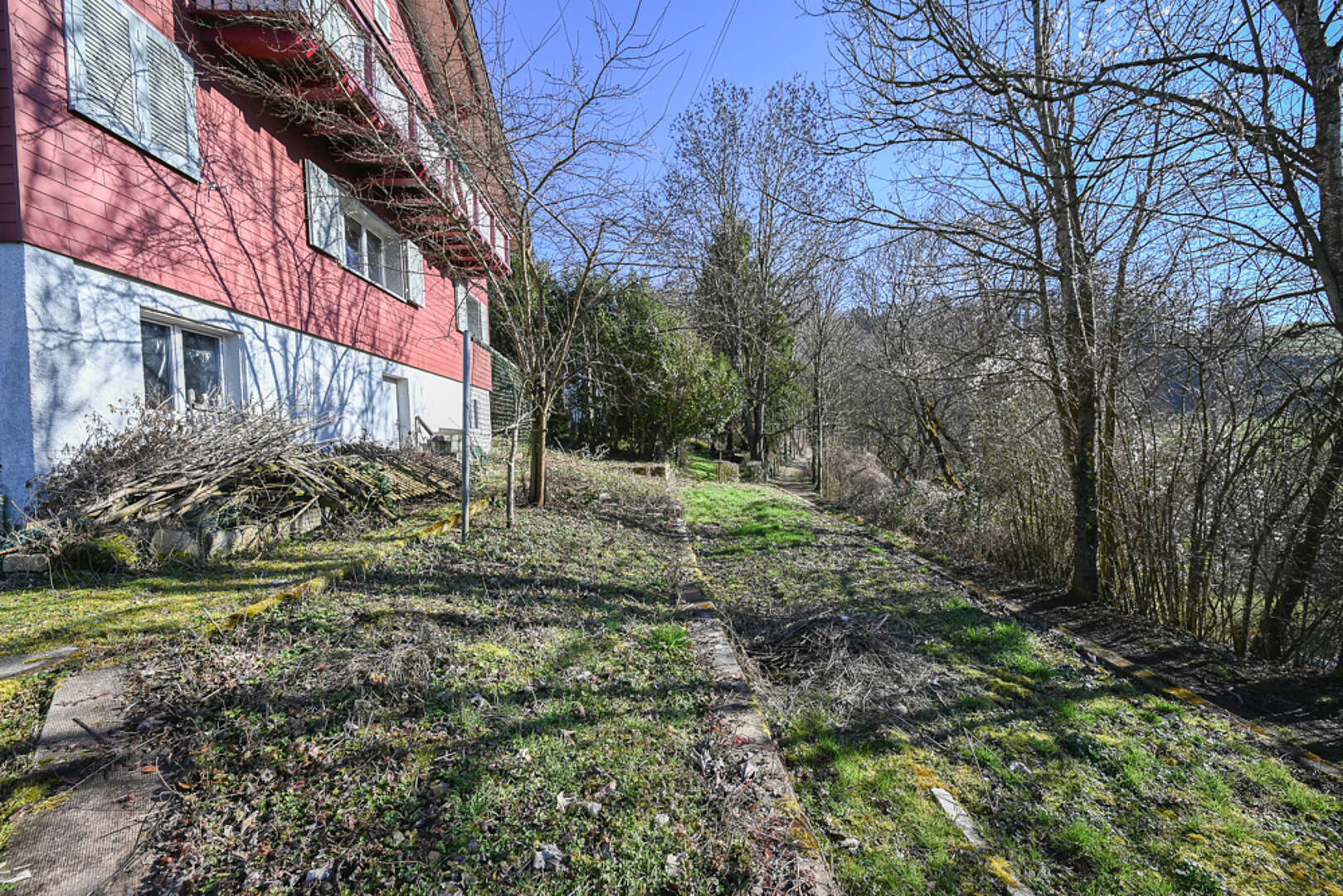 Außenansicht eines Wohngebäudes mit Gartenhang