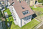 Luftaufnahme eines Hauses mit Flachdach und Garten