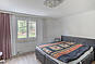Schlafzimmer mit großem Bett und Balkonzugang