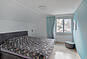 Modernes Schlafzimmer mit Balkonblick