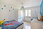 Helles Schlafzimmer mit bunten Akzenten