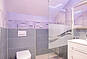 Badezimmer mit Dusche und Wanne